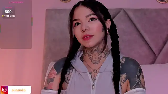 Snapshot of NinaInk chatting on 10.12.25 NinaInk online show from 10.12.25