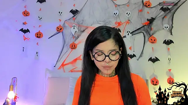 Snapshot of NinaInk chatting on 10.28.25 NinaInk online show from 10.28.25