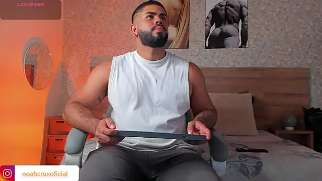 Snapshot of noah_crux chatting on 10.02.25 noah crux online show from 10.02.25