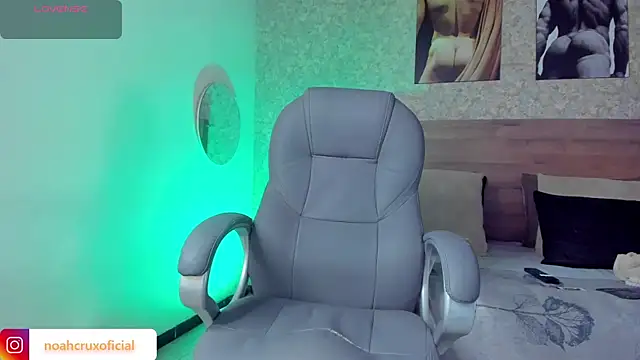 Snapshot of noah_crux chatting on 10.14.25 noah crux online show from 10.14.25