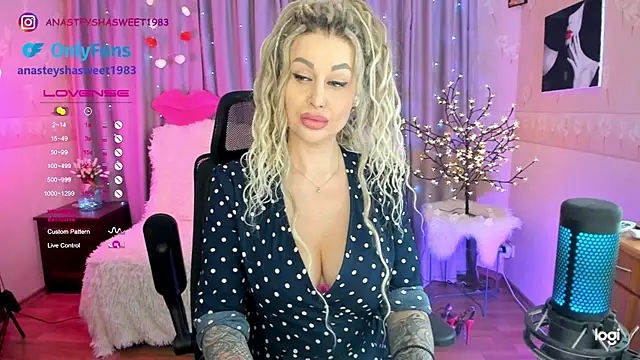 Snapshot of your_wild_amazon_forever chatting on 02.04.25 your wild amazon forever online show from 02.04.25