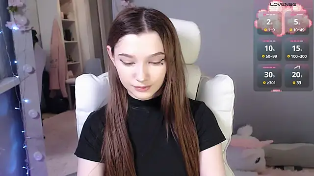 White kitty01 online show from 01.15.25