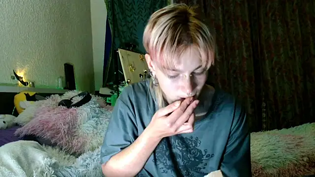 Snapshot of Sophie_Bell chatting on 05.15.26 Sophie Bell online show from 05.15.26