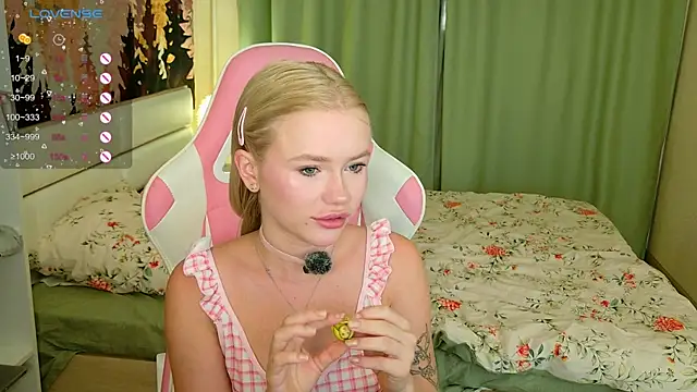 Snapshot of LexieLoree chatting on 09.29.25 LexieLoree online show from 09.29.25