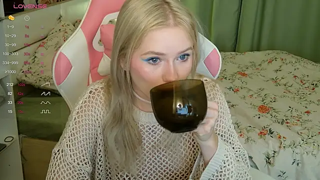 Snapshot of LexieLoree chatting on 10.06.25 LexieLoree online show from 10.06.25