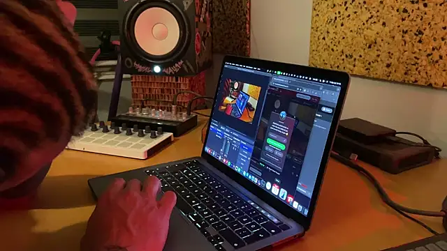 Snapshot of kameray12 chatting on 03.11.25 kameray12 online show from 03.11.25