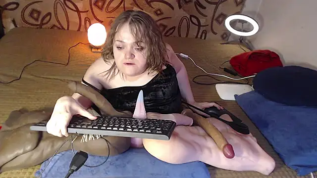 Snapshot of MiniNatalie chatting on 02.09.25 MiniNatalie online show from 02.09.25