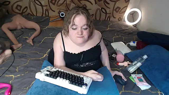 Snapshot of MiniNatalie chatting on 02.21.25 MiniNatalie online show from 02.21.25