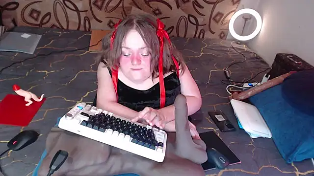 Snapshot of MiniNatalie chatting on 03.08.25 MiniNatalie online show from 03.08.25