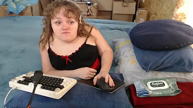 Snapshot of MiniNatalie chatting on 09.10.25 MiniNatalie online show from 09.10.25