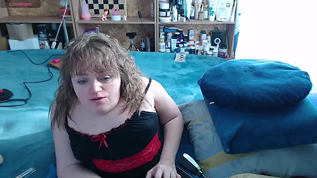 Snapshot of MiniNatalie chatting on 10.14.25 MiniNatalie online show from 10.14.25