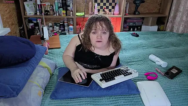 Snapshot of MiniNatalie chatting on 11.10.25 MiniNatalie online show from 11.10.25