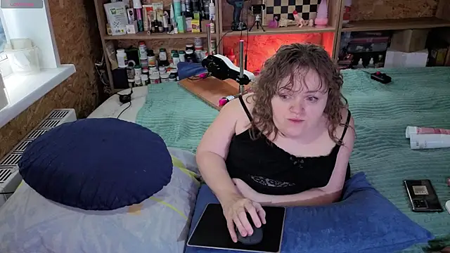 Snapshot of MiniNatalie chatting on 11.14.25 MiniNatalie online show from 11.14.25