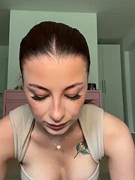 Snapshot of Mia-Minou chatting on 07.04.26 Mia-Minou online show from 07.04.26