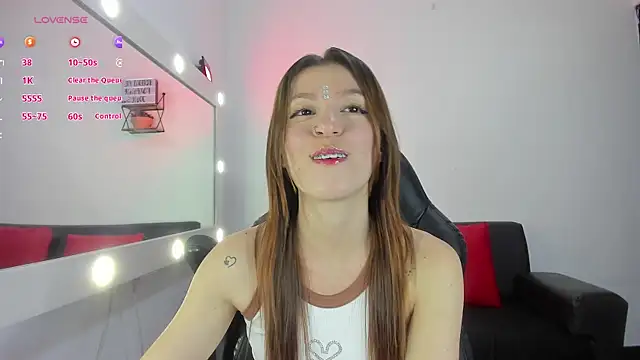 Snapshot of roxanne_jones1 chatting on 11.08.25 roxanne jones1 online show from 11.08.25