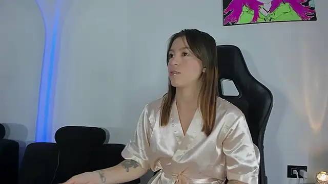 Snapshot of roxanne_jones1 chatting on 06.18.26 roxanne jones1 online show from 06.18.26