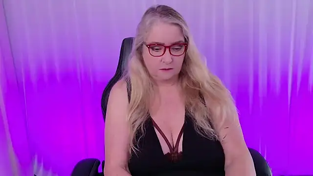 Snapshot of KatDSinclair chatting on 02.07.25 KatDSinclair online show from 02.07.25