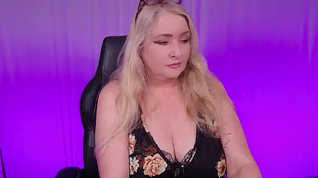 Snapshot of KatDSinclair chatting on 03.17.25 KatDSinclair online show from 03.17.25