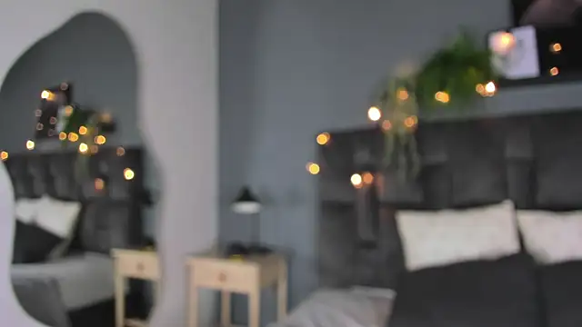 Snapshot of AmyPalmmer chatting on 10.22.25 AmyPalmmer online show from 10.22.25