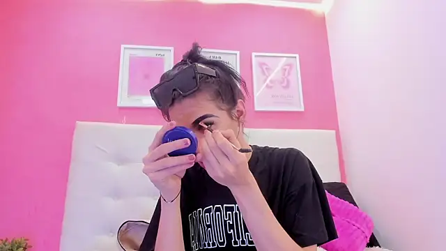 Mia thompson 19 online show from 11.25.25