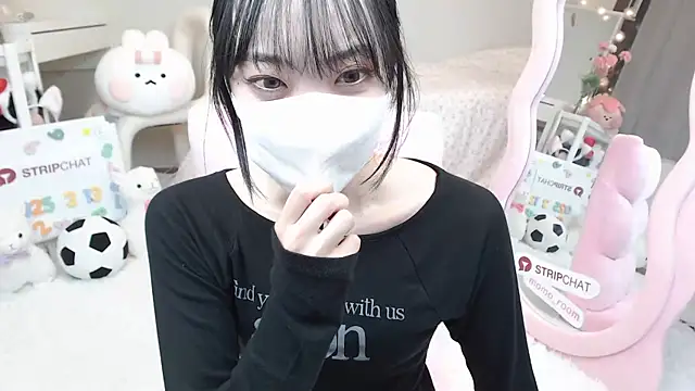 momo room online show from 03.13.25