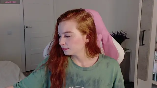 Snapshot of cinnabon_girls chatting on 10.04.25 cinnabon girls online show from 10.04.25