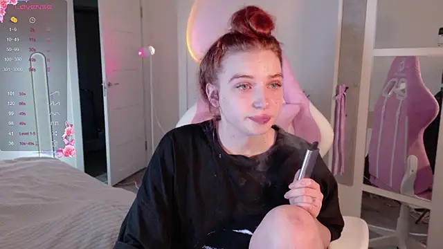 Snapshot of cinnabon_girls chatting on 10.13.25 cinnabon girls online show from 10.13.25