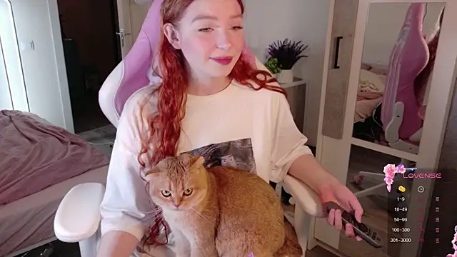 Snapshot of cinnabon_girls chatting on 10.30.25 cinnabon girls online show from 10.30.25