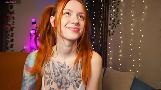 Snapshot of _SweetFox_ chatting on 11.14.25 SweetFox online show from 11.14.25