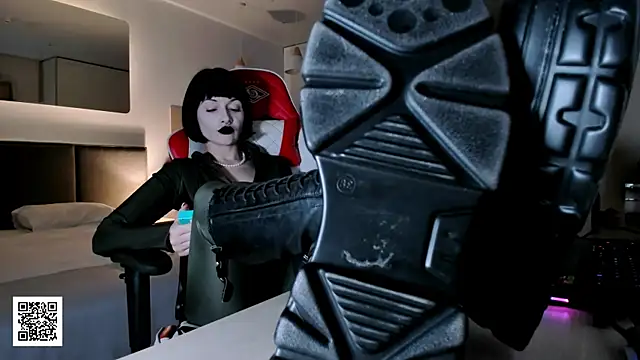 Snapshot of _Goddess_Misha_ chatting on 11.10.25 Goddess Misha online show from 11.10.25