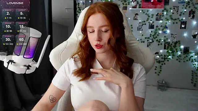 Snapshot of Meow_babe chatting on 01.07.25 Meow babe online show from 01.07.25