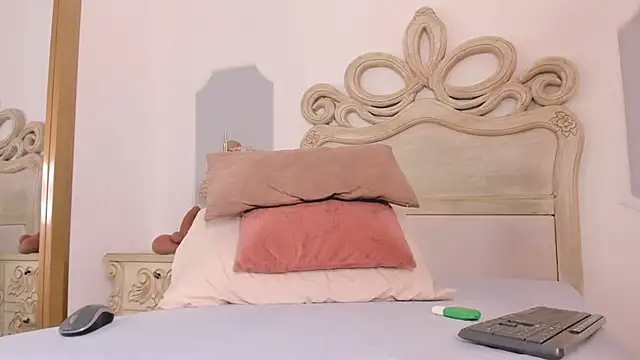 Snapshot of Sara__Williams chatting on 10.13.25 Sara Williams online show from 10.13.25