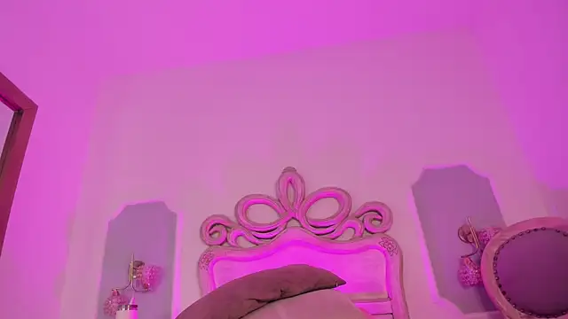 Snapshot of Sara__Williams chatting on 11.10.25 Sara Williams online show from 11.10.25