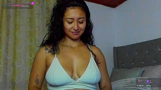 Snapshot of Missmia23 chatting on 11.15.25 Missmia23 online show from 11.15.25