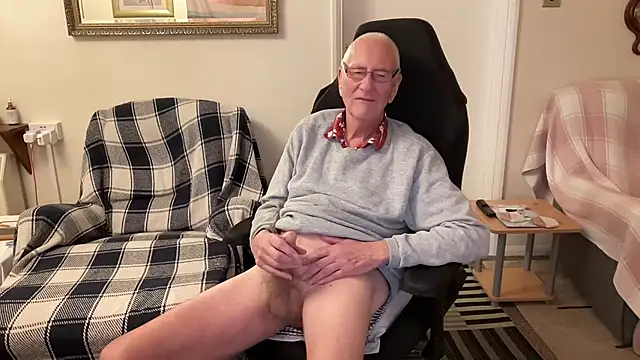 Snapshot of cutaboverest chatting on 11.05.25 cutaboverest online show from 11.05.25