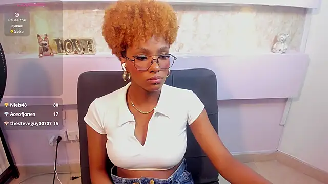 Snapshot of LiannaDixon chatting on 12.24.24 LiannaDixon online show from 12.24.24