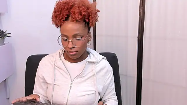 Snapshot of LiannaDixon chatting on 03.08.25 LiannaDixon online show from 03.08.25