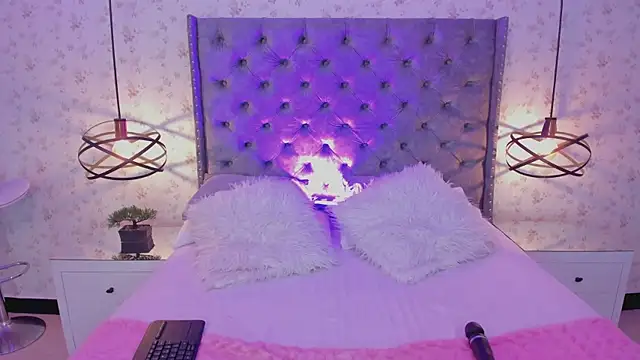 Snapshot of MiaWinx chatting on 01.06.25 MiaWinx online show from 01.06.25