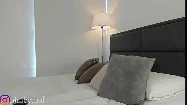 lady ni  online show from 12.22.24