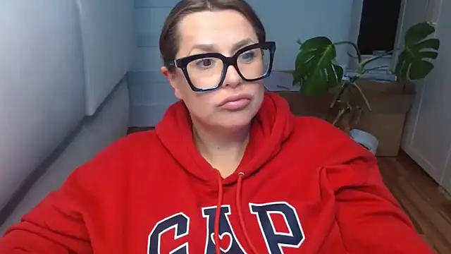 Snapshot of teaseDiana chatting on 10.06.25 teaseDiana online show from 10.06.25