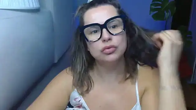 Snapshot of teaseDiana chatting on 10.10.25 teaseDiana online show from 10.10.25