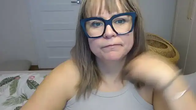 Snapshot of teaseDiana chatting on 10.21.25 teaseDiana online show from 10.21.25