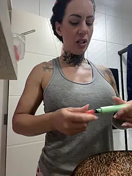 Snapshot of YasmimBrasil chatting on 10.31.25 YasmimBrasil online show from 10.31.25