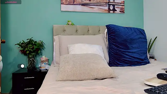 Snapshot of yanella_fire chatting on 10.24.25 yanella fire online show from 10.24.25