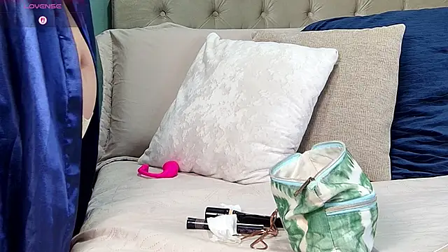 Snapshot of yanella_fire chatting on 10.25.25 yanella fire online show from 10.25.25