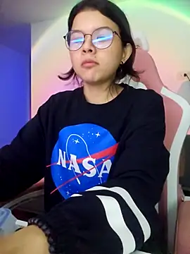 Snapshot of azumiichan chatting on 10.16.25 azumiichan online show from 10.16.25