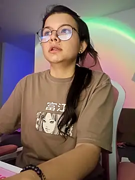 Snapshot of azumiichan chatting on 10.19.25 azumiichan online show from 10.19.25