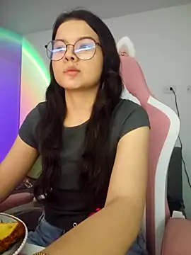 Snapshot of azumiichan chatting on 10.21.25 azumiichan online show from 10.21.25