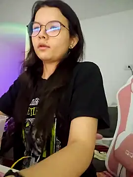 Snapshot of azumiichan chatting on 10.24.25 azumiichan online show from 10.24.25