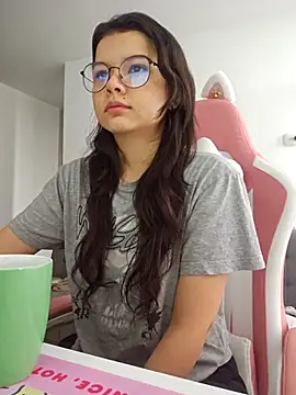 Snapshot of azumiichan chatting on 10.25.25 azumiichan online show from 10.25.25